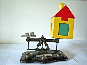 House & Dice on Scales